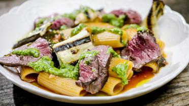 Loïc: Zot van Koken: Single pot pasta met steak en pesto