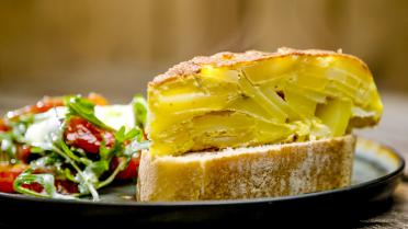 Loïc: Zot van Koken: Aardappeltortilla met lauwe salade