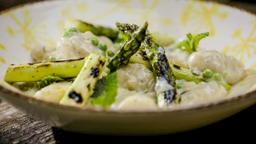 Loïc: Zot van Koken: Gnocchi met groene asperges, gorgonzola en erwtjes