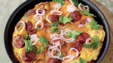 Aardappelomelet met chorizo en peterseliesalade
