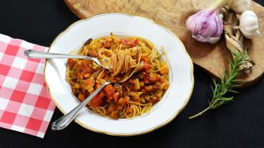 Volkoren cappellini met vegetarische bolognaisesaus