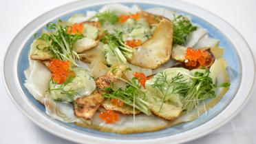 Gerookte heilbot met zalmeitjes, knolselder en komkommer