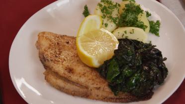 Sole meunière met bladspinazie en gekookte aardappelen