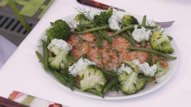 Gestoomde groenten met zure roomdressing en Schotse wilde zalm