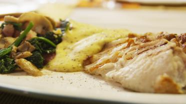 Gegrilde pladijs Dijonaise met spinazie