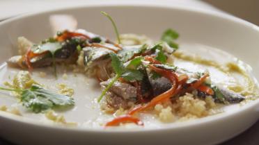 Sardines met couscous en hummus