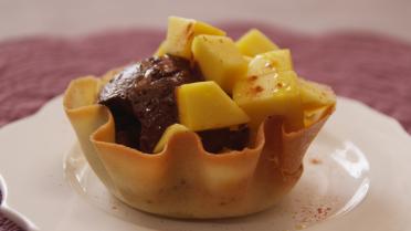 Tuile met chocomousse en mango
