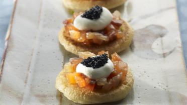 Boekweitblini’s met tartaar van Schotse zalm en kaviaar