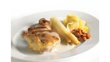 Bresse-poularde met asperges, eekhoorntjesbrood en cantharellen 