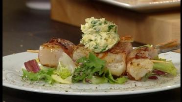 Brochette van scampi's, Sint-jakobsnootjes en spek met kruidenboter