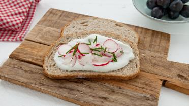 Volkorenbrood met platte kaas en radijs 