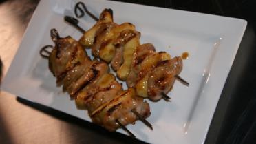 Brochette van gelakte kwartels filets met appels, limoncello en tijm