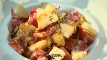 Warme salade van aardappel met salami en schapenkaas
