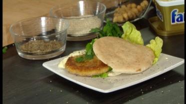 Falafelburger in pita met looksaus en koriander