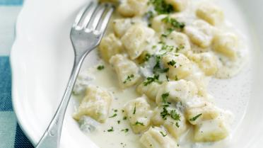 Gnocchi di porro e pancetta in salsa al gorgonzola (gnocchi van prei en pancetta