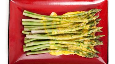 Groene asperges met sinaasappelsaus