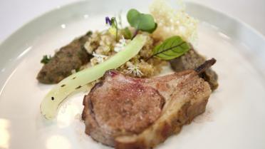 Lamscarré met aubergine en quinoa