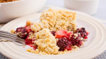 Crumble met pruimen, frambozen en amandelen