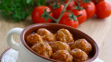 Vleesballetjes en selder in tomatensaus met gekookte rijst