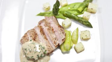 Kalfskotelet met dragonroomsaus, erwtenpuree met munt – groene asperges