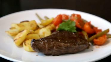 Kangoeroefilet met prinsessenboontjes in tomatensaus en gebakken aardappelen