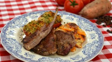 Lamskotelet met gratin van zoete aardappelen, tomaten uit de oven en koffiesaus