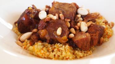 Lamsstoofvlees met couscous en gedroogde vruchten en noten