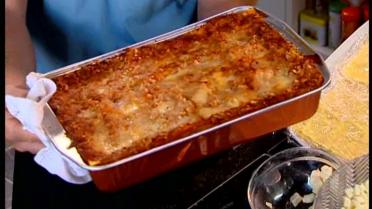 Lasagne gefarceerd met een vleesragout, taleggio en geroosterde hazelnoten