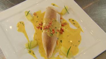 Papillot van forel met mediterraans sausje