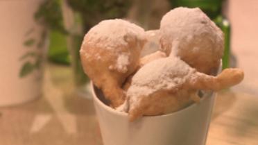 Oliebollen met bloemsuiker