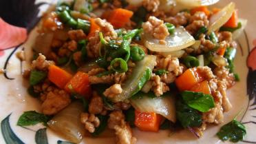 Gewokte kip met basilicum (phad kaprao gai)