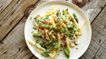 Pasta met pancetta en groene asperges