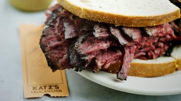 Pastrami, gerookt en gepekeld rundsvlees 