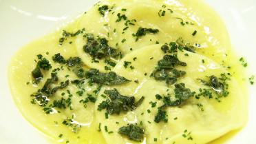 Ravioli van krab en oester met salieboter