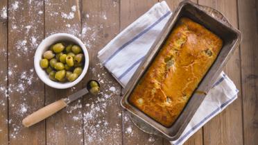 Hartige cake met olijven, Gandaham en geitenkaas