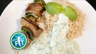 Rundsbrochette met tzatziki en bruine rijst