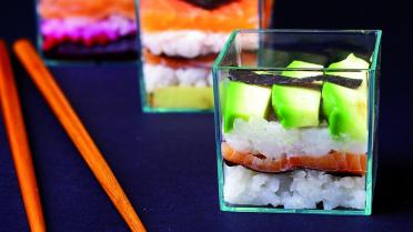 Sushiverrine met avocado, zalm en wasabi