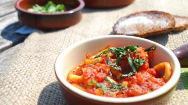 Tapa van kleine inktvisringetjes met tomaten en basilicum