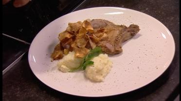 Varkenskotelet met selderpuree en selderchips