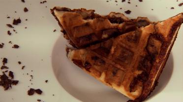 Wafel van melkbrood met banaan en hazelnootpasta