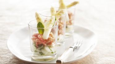 Witte aspergesalade met Hollandse garnalen en munt