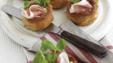 Mini Yorkshire Puddings gevuld met Parmaham, roomkaas en pesto