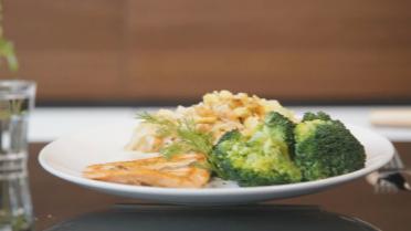 Zalmfilets met broccoli en rijstnoedels