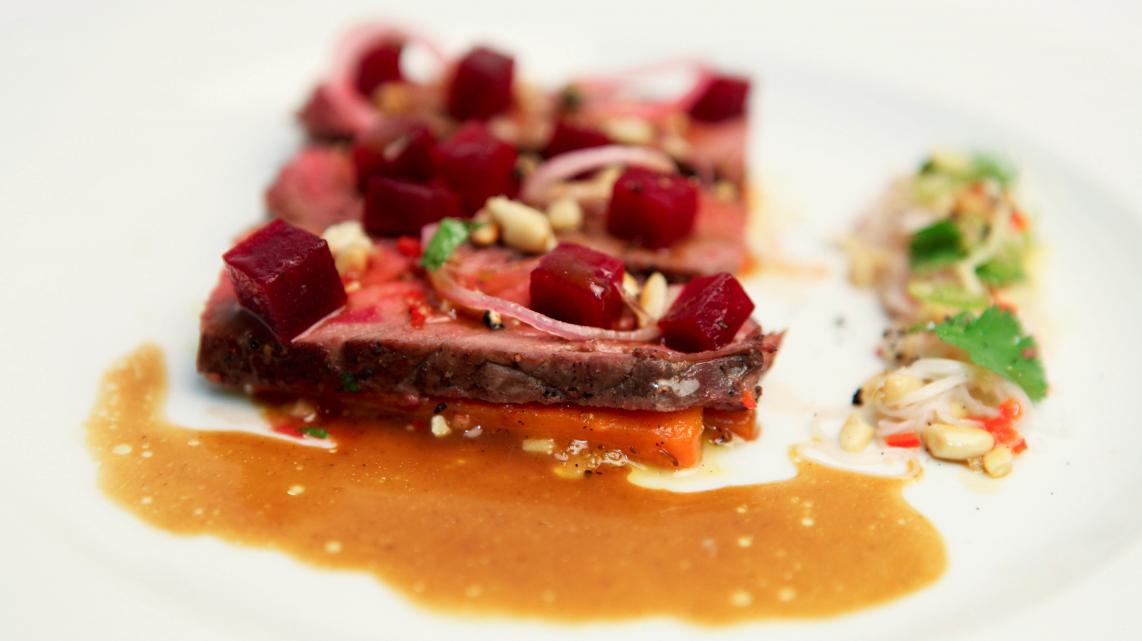 Côte à l'os met gemberworteltjes, een frisse rode salsa, crumble van pijnboompitten en noedels