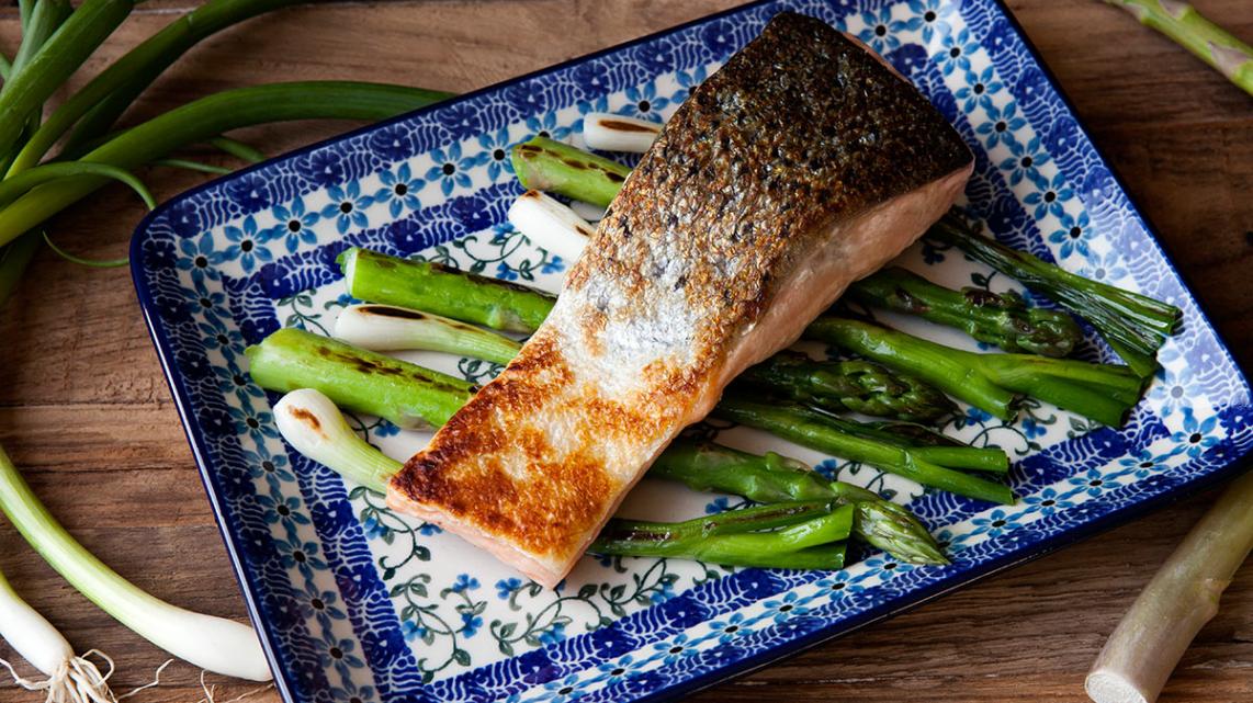 Zalm en groenten op de teppanyaki