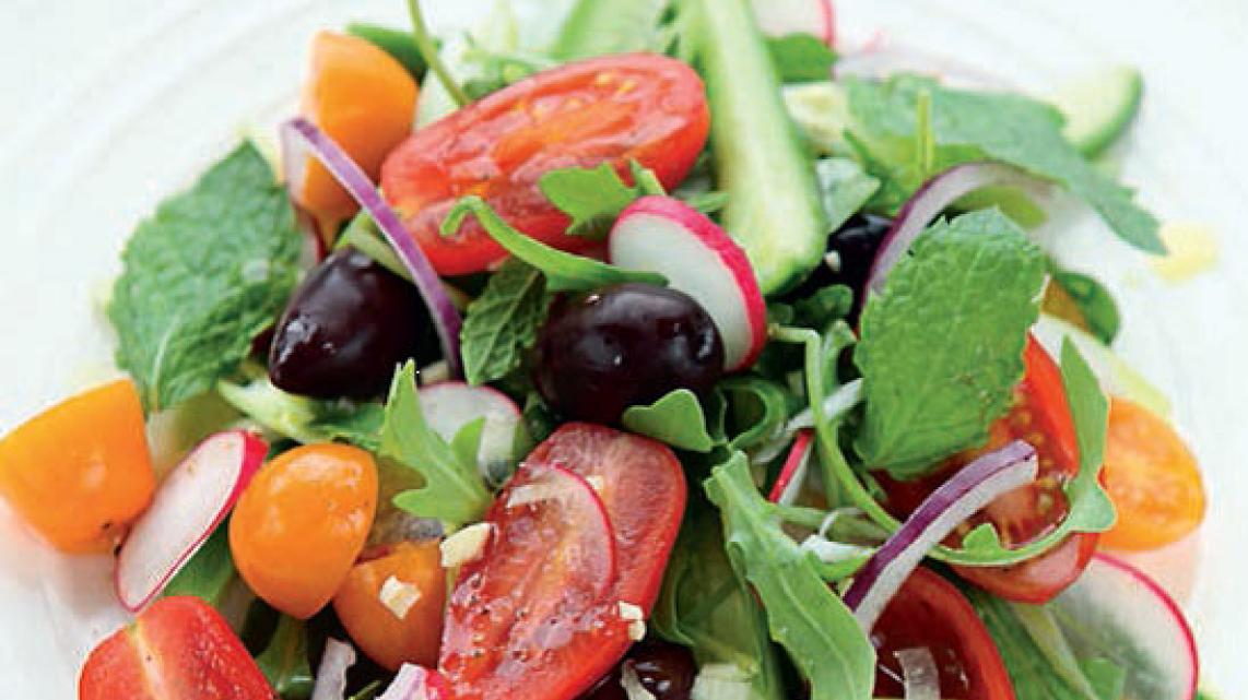 Frisse salade met komkommer, radijs en kerstomaatjes
