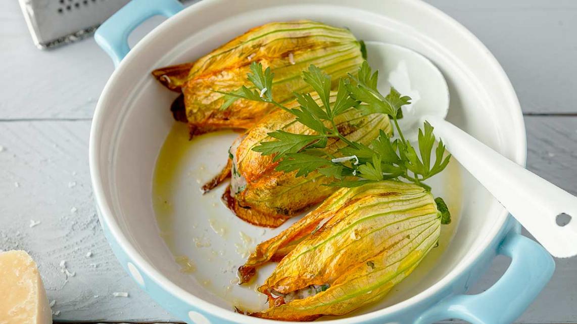 Gevulde courgettebloemen met gehakt