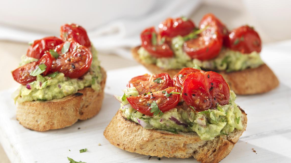 Bruschetta met geroosterde tomaat en avocado