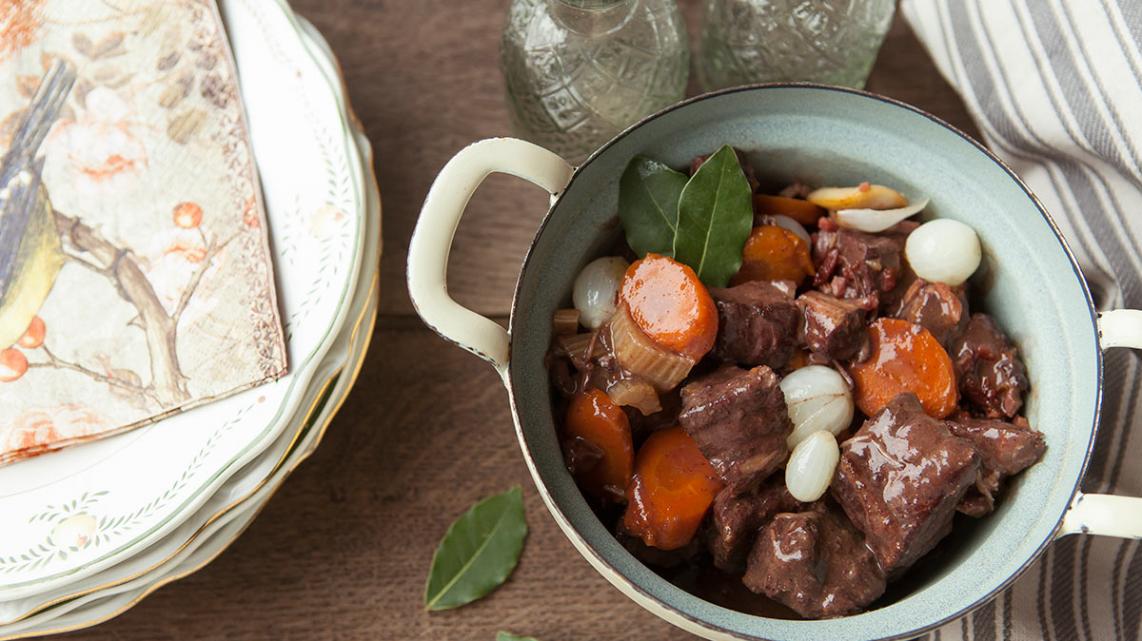 Boeuf Bourguignon met champignons, spek, zilveruitjes en rode wijn