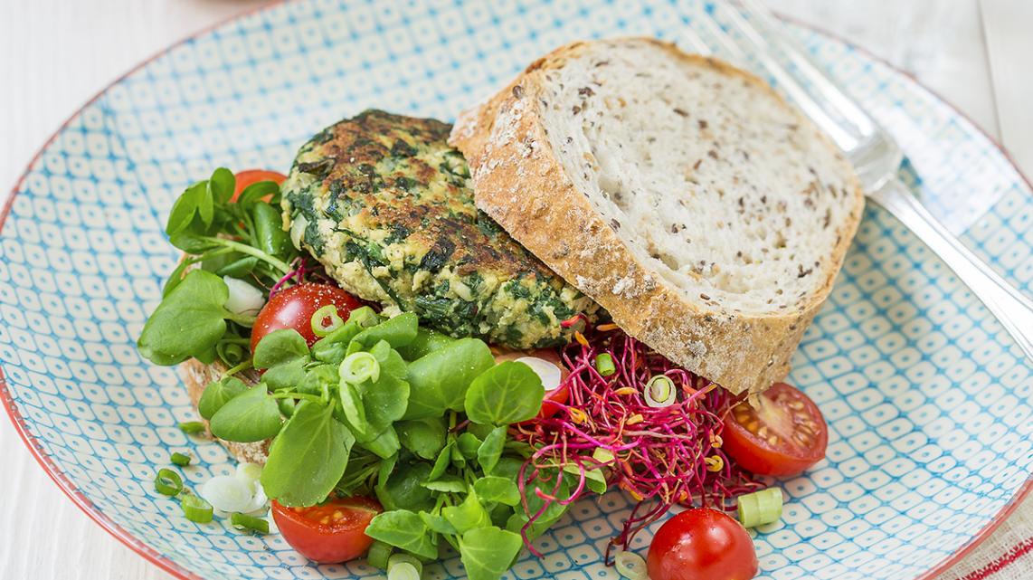 Synergie-sandwich met spinazie-seitanburger en pikante tomatensalsa